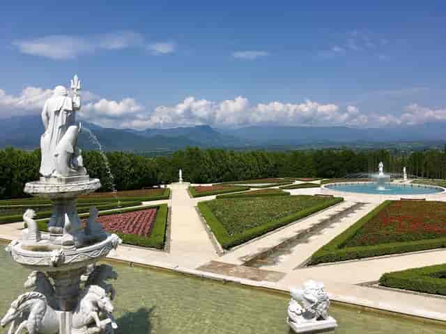 Luxury garden venue at Centro de Convenciones México with mountain views for upscale weddings.
