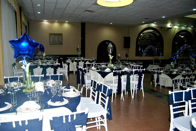 Navy and white banquet setup in Centro de Convenciones México for a social event or reception.