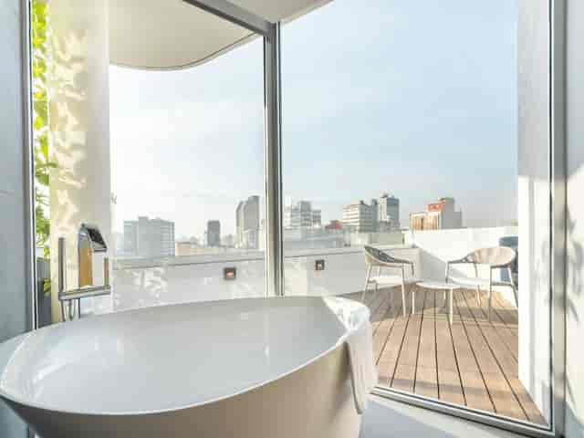 Luxury suite with soaking tub at Distrito Condesa, perfect for executive retreats and site visits.