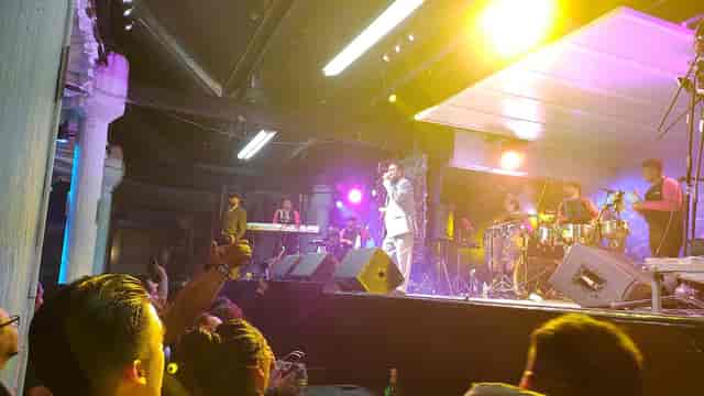 Live band performing at Salones Classic Tlatelolco, industrial venue, corporate event entertainment.