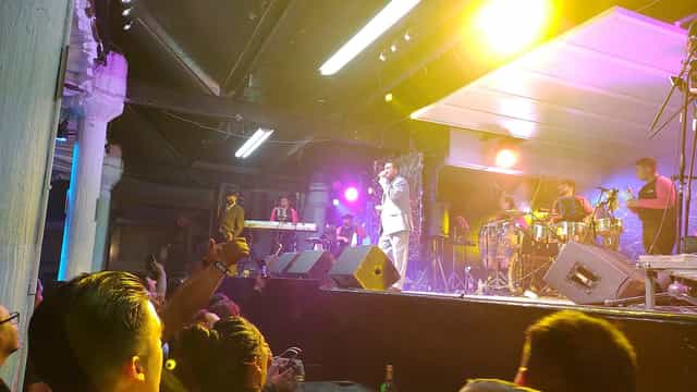 Live band performing at Salones Classic Tlatelolco, industrial venue, corporate event entertainment.