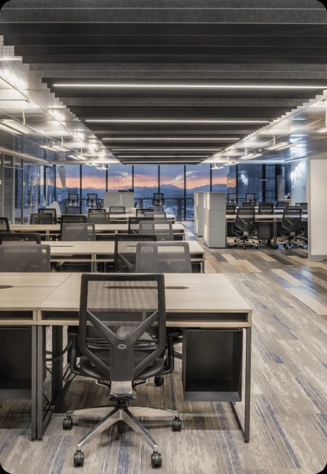 Open-plan meeting room at Flexo San Ángel with panoramic views for hackathons and seminars.