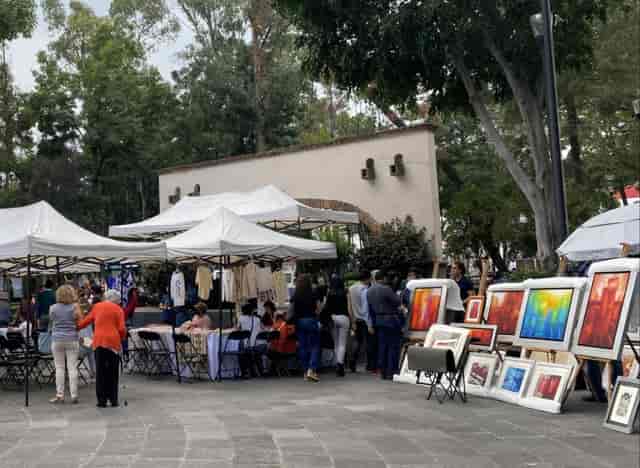 Pop-up event with modular white tents at Flexo San Ángel for brand activation and vendor networking.