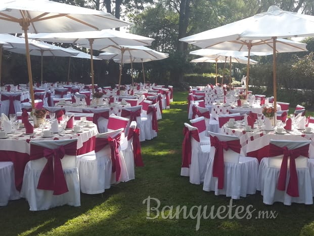 Club Alemán garden event setup with parasols for outdoor weddings and corporate functions.