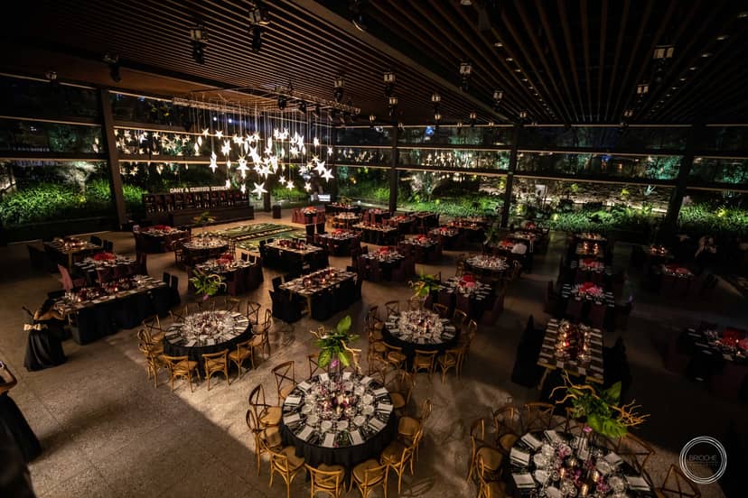 Luxury gala ballroom at Súper Eventos with star lighting for large wedding receptions.