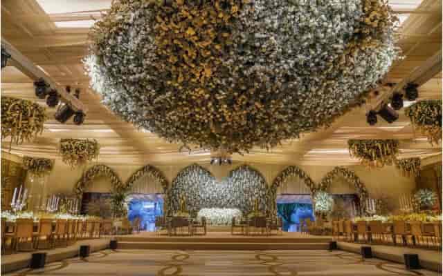Floral gala wedding stage with immersive lighting at SÚPER EVENTOS.