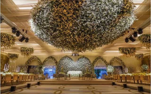 Floral gala wedding stage with immersive lighting at SÚPER EVENTOS.