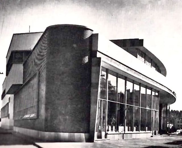 Modernist glass venue at Super Servicio Lomas for brand activations and networking events.
