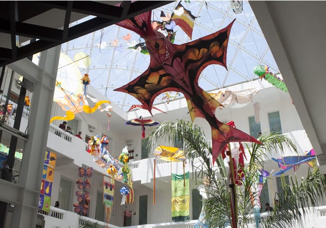 Suspended installations in Super Servicio Lomas atrium, ideal for corporate events and gala venues.