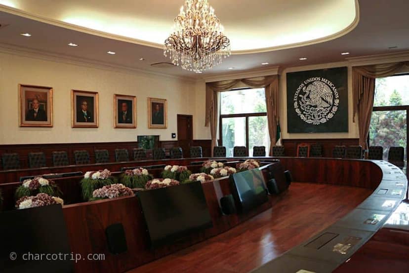 Crescent-shaped boardroom in Salón Miguel de la Madrid for government meetings and executive events.