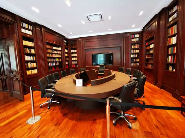 Boardroom at Pérgola Los Pinos with curved wooden table, ideal for executive meetings or events.