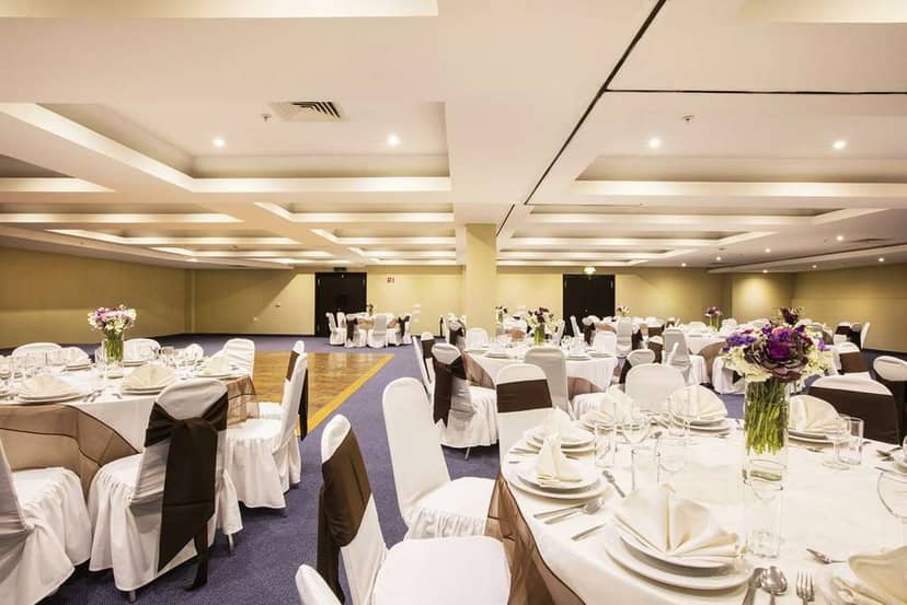 Banquet hall at Krystal Urban Aeropuerto Mexico City for formal events and wedding receptions.