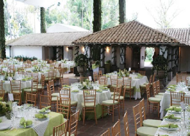 Banquetes Mayita garden banquet hall for upscale wedding receptions and corporate luncheons.
