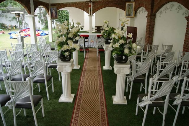 Lienzo Charro De La Villa event hall with floral ceremony decor for weddings and receptions.