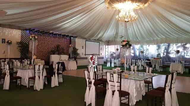 Salón Jardín event venue with elegant ceiling draping for formal banquets and wedding receptions.