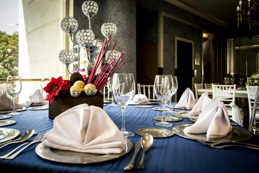 Festive banquet at Terraza Le Crillon with tiered centerpiece for luxury holiday event styling.