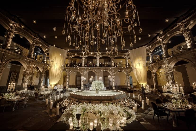 Salón Candiles at Ex Convento San Hipólito: circular stage, luxury gala and product launch venue.