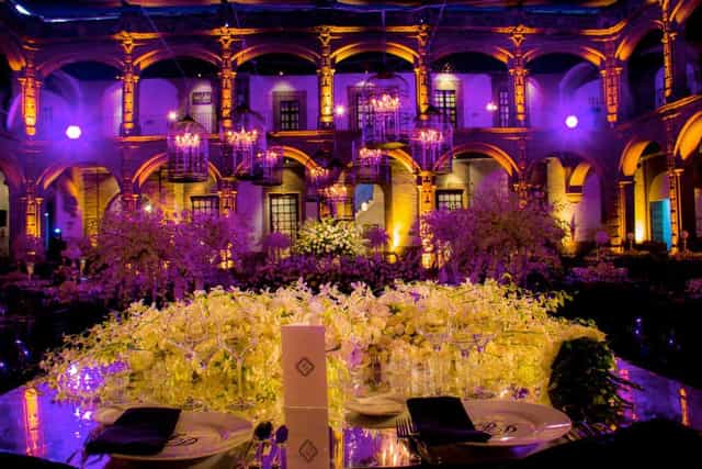 Elegant gala in Salón Candiles featuring floral decor and dramatic lighting for luxury events.