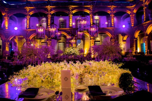 Elegant gala in Salón Candiles featuring floral decor and dramatic lighting for luxury events.