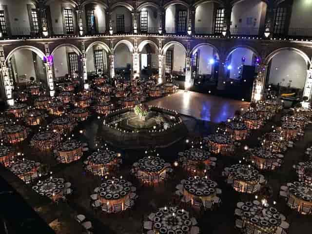 Gala setup at Salón Candiles featuring a historic courtyard fountain for luxury event venue hire.