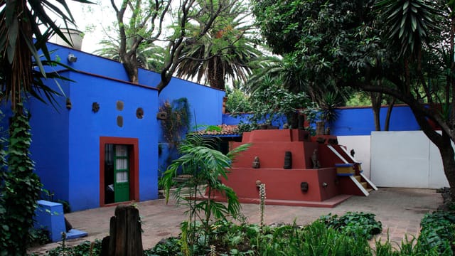 Frida Kahlo Museum venue: bold open-air architecture for creative receptions and exclusive events.