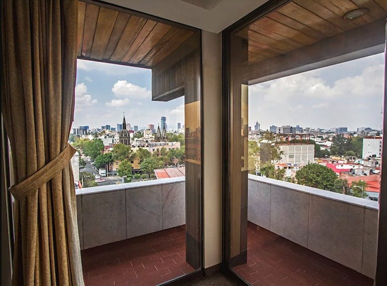 VIP lounge with panoramic city view at Hotel Marbella Mexico for executive retreats and events.