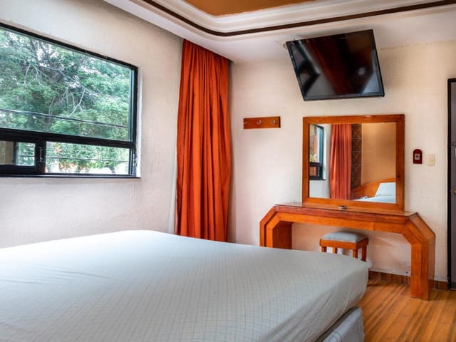 Budget guest room at Hotel Vista Alegre for corporate travel and business meetings.
