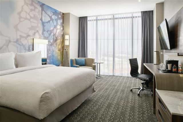 Toreo II guest room with workspace, ideal for Courtyard Mexico City business travel and room blocks.