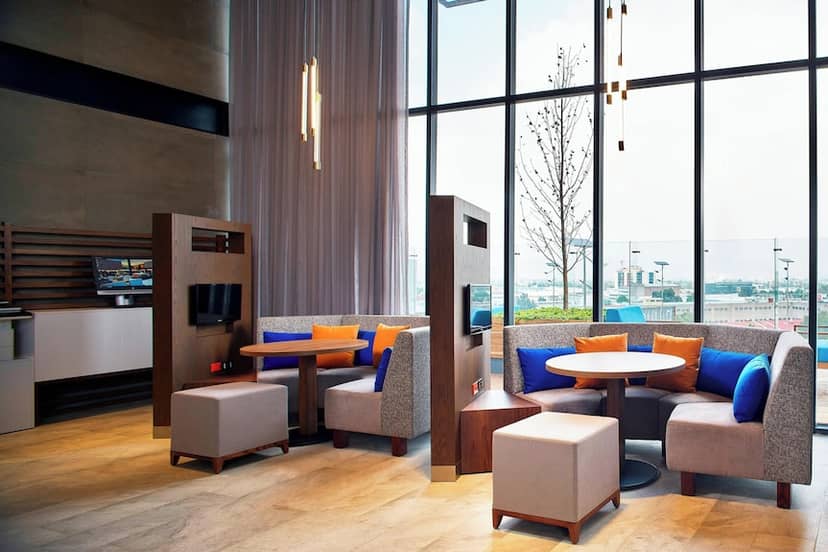 Toreo II breakout space with modular booths for small-group business meetings and networking events.