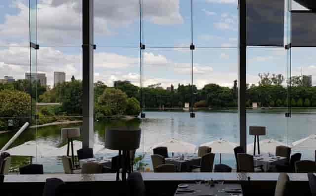 LagoAlgo waterfront venue with floor-to-ceiling windows for executive dining and networking events.