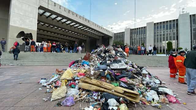 Explanada Cuauhtémoc venue: poor sanitation and crowd control, event planning disaster.