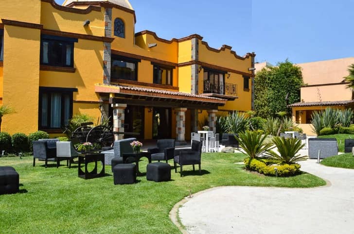 Jardín de los Secretos colonial garden for intimate wedding receptions and networking events.