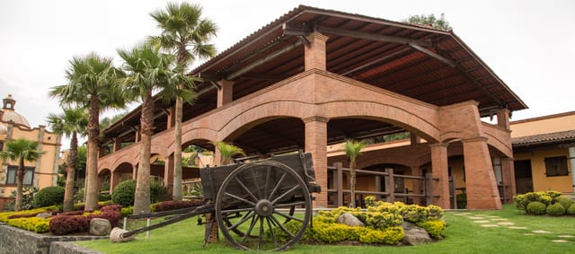 Rustic brick-arch event venue at Jardín de los Secretos, perfect for outdoor wedding receptions.