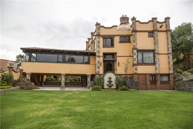 Rancho San Jorge saloon: boutique villa venue with lush garden for executive retreats and events.