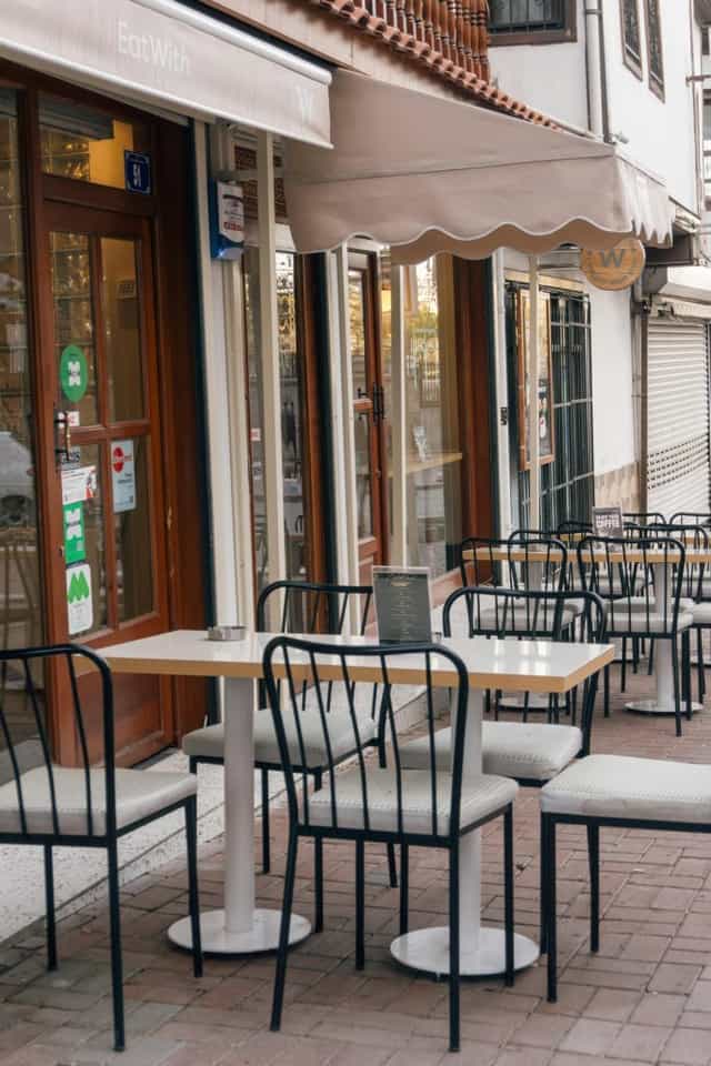 Terraza in Alameda Nápoles: Intimate event space for casual networking and breakout sessions.
