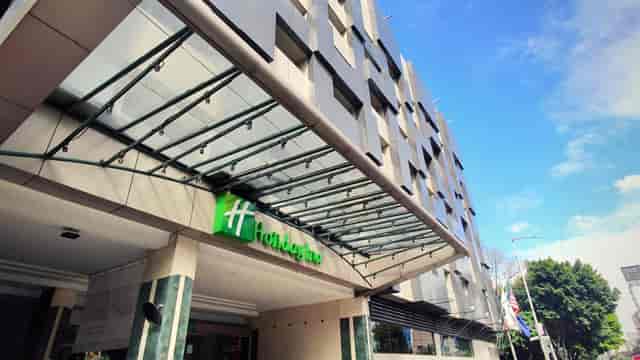 Modern Holiday Inn Ciudad de Mexico conference center entrance for corporate event venue.