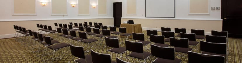 Theater-style suite at Krystal Satélite María Bárbara, ideal for corporate seminars and meetings.