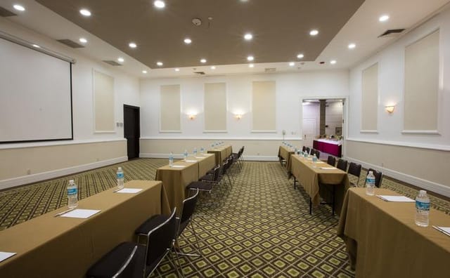 Classroom-style meeting room at Krystal Satélite María Bárbara, ideal for corporate conferences.
