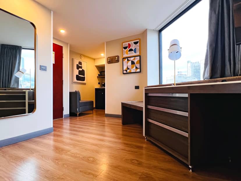 Modern Holiday Inn Mexico Coyoacan suite with workspace for business travel and remote work.