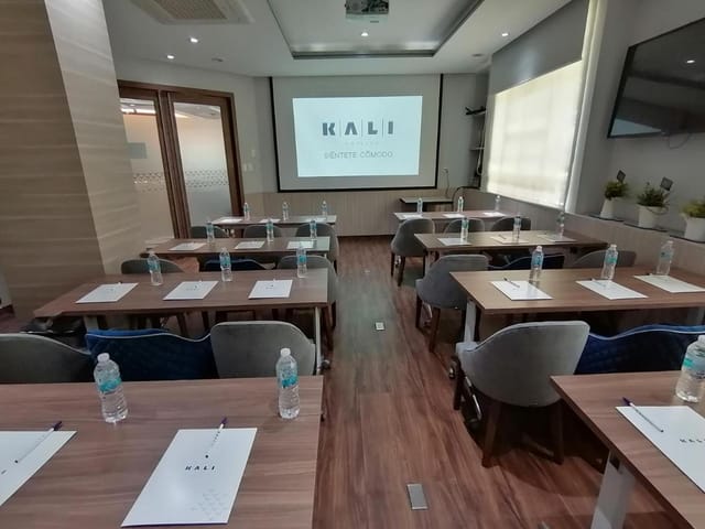 Classroom-style setup at KALI Escandón, ideal for corporate training and executive workshops.