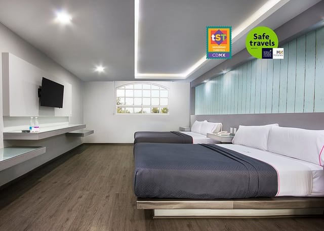 Minimalist double hotel room at Hotel MX Congreso, perfect for corporate travel and event lodging.