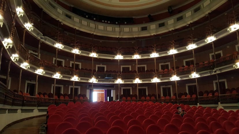 Tiered auditorium at Foro Allende 5 for impactful keynote and plenary sessions.