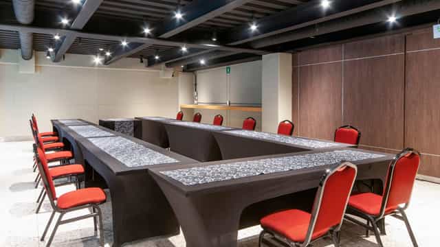U-shaped meeting room at Holiday Inn Mexico Zona Centro for corporate events and workshops.
