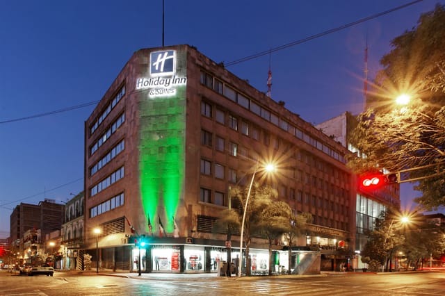 Holiday Inn Mexico Zona Centro suite for corporate meetings and city-center events.