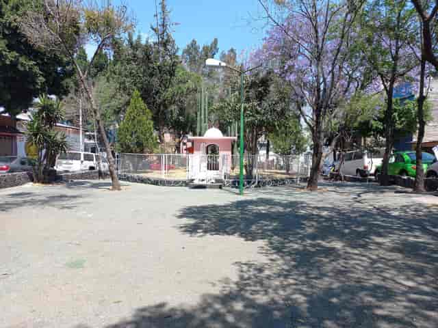 Parque Abasolo outdoor venue with limited infrastructure for event planning and logistics.