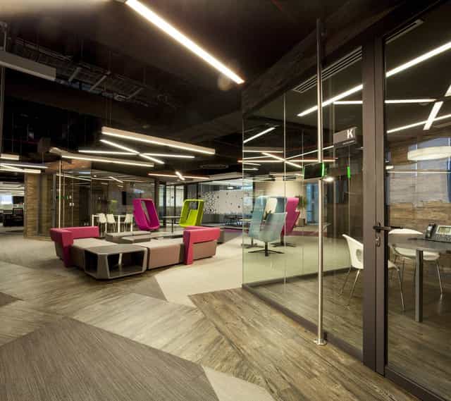 Modern agile workspace in Torre AXA Mexico for corporate meetings and team collaboration.