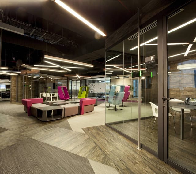 Modern agile workspace in Torre AXA Mexico for corporate meetings and team collaboration.
