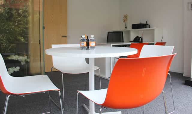 Modern breakout meeting room at CREA Working Spaces, Mexico City for collaborative team huddles.