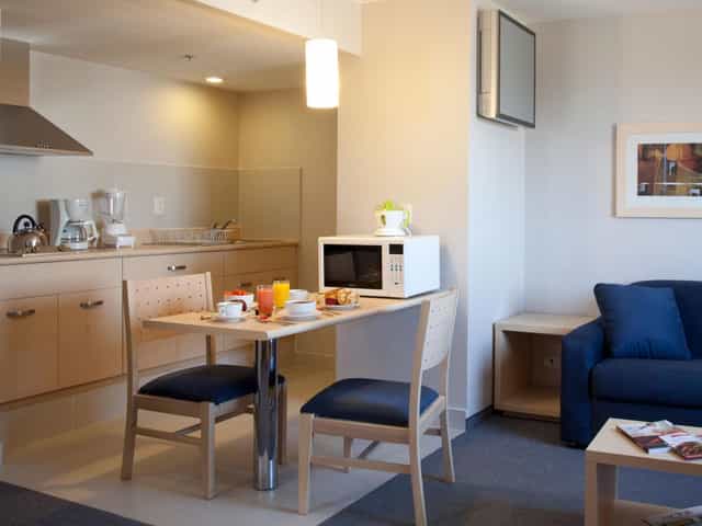 City Express Suites Mexico City meeting room for executive breakfast and brainstorming sessions.