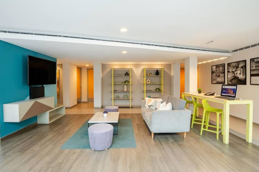 City Express Suites Anzures hotel breakout space with lounge seating for networking and workshops.